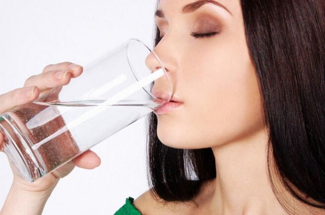 cildi gençleştirmek için su içmek