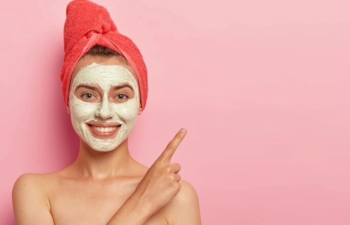 Yüz cilt bakımı ve gençleştirme için bitkisel maske kullanma